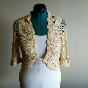 EUC tan beautiful crocheted  3/4 sleeve shrug